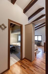 una camera a pianta aperta con cucina e soggiorno di Alle Robinie a Pradamano