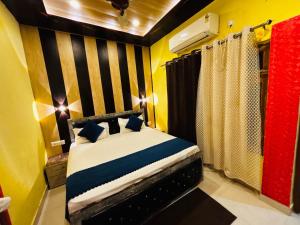 a bedroom with a bed in a room at Hotel O Suryavanshi Palace in Ayodhya