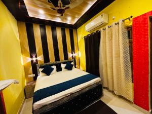 a bedroom with a bed in a yellow room at Hotel O Suryavanshi Palace in Ayodhya