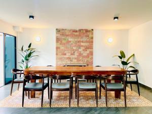 a dining room with a wooden table and chairs at Sanyan Retreat in Jeram