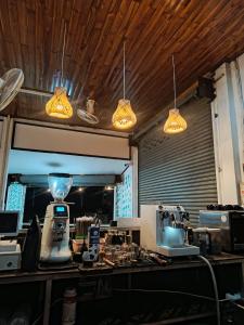 a room with two machines on a counter with lights at Heuan kuuma in Nongkhiaw