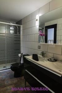A bathroom at Apartamentos Adarve Toledo