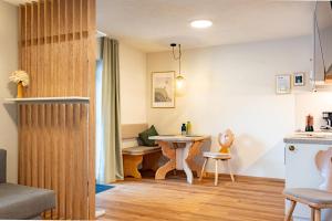 a living room with a table and a kitchen at Karwendelnest in Maurach