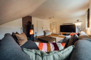 a living room with a couch and a tv at Natur & Ruhe - Ferienhaus Alexandra in Ebensee