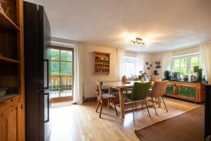 a kitchen and dining room with a table and chairs at Natur & Ruhe - Ferienhaus Alexandra in Ebensee