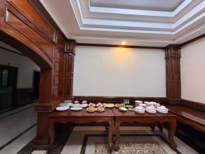 a table in a room with a large white screen at Skyview Hotel in Ban Donsôm Tai