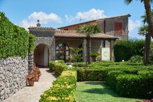 a house with a garden with bushes and trees at Villa Favara in Scala