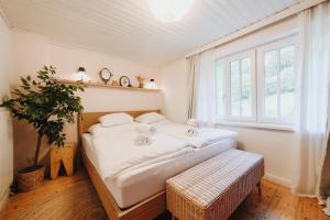 a bedroom with a bed and a large window at Natur & Ruhe - Ferienhaus Alexandra in Ebensee