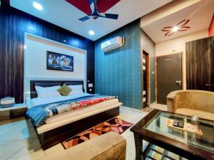 a bedroom with a bed and a table in a room at Hotel Sanwariya in Kot Pūtli