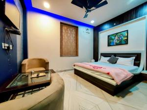 a bedroom with a bed and a couch in it at Hotel Sanwariya in Kot Pūtli