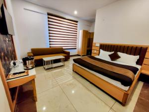 a bedroom with a bed and a living room at Hotel Sanwariya in Kot Pūtli +30 photos