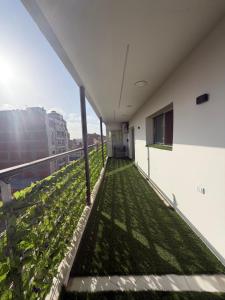 a balcony with green grass on the side of a building at شقة للإيجار طنطا in Tanta