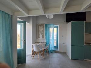 a kitchen and dining room with a table and chairs at Akti luxury aparts in Frý