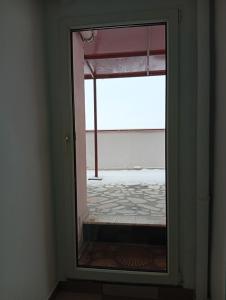 an open door with a view of a room at Apartament MaTei in Timişoara