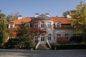 a large house with stairs in front of it at Pałac Zdunowo in Załuski
