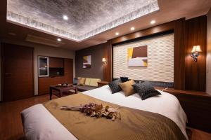 ein Schlafzimmer mit einem großen Bett und einem großen Fenster in der Unterkunft ホテル ゼン横浜町田 in Yokohama