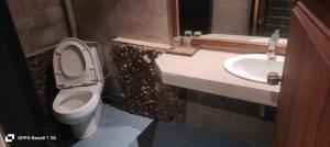 a bathroom with a toilet and a sink at เวียงล้านนา รีสอร์ท in Ban Muang Pha