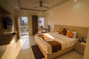 a bedroom with a large bed and a balcony at Ganga villa in Jāmb