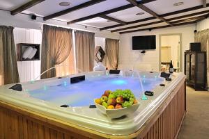 a large bath tub with a bowl of fruit in it at אחוזת האושר in Tiberias