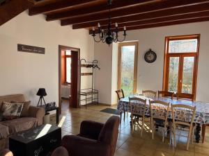 a living room with a dining room table and chairs at Gîte LA ROUCHERIE bis in Lottinghen