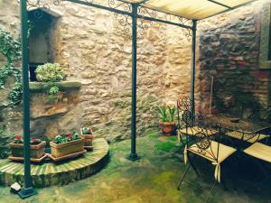 a patio with a table and chairs and plants at Il Nido Cortona in Cortona