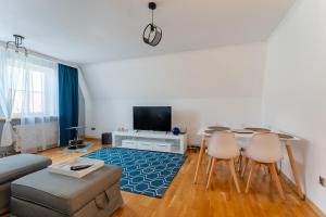 a living room with a couch and a table at Ratuszove Love - dwie osobne sypialnie, w rynku - by Everslow in Jelenia Góra