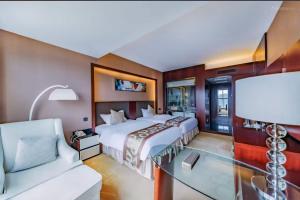 a hotel room with two beds and a couch at Dingyi Hotel in Heilinpu