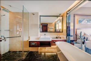 a bathroom with a tub and a sink at Dingyi Hotel in Heilinpu