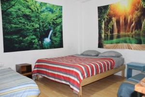 a bedroom with a bed and a painting on the wall at El valle in Copiapó