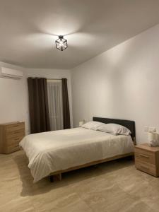 a bedroom with a large bed and a ceiling at Xagħra Lodge in Xagħra