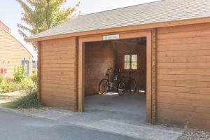 un garage con due biciclette parcheggiate in esso di Pressoir Hôtel a Saint-Calais