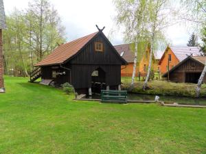 a large wooden barn in the middle of a yard at Ferienwohnanlage John Alter Stall in Burg