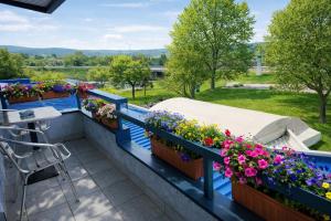 a balcony with flowers and a table and chairs at Motel Aleksandar in Pojate