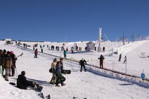 a group of people standing on a snow covered slope at Cota 1500 - Chalé 32 - Penhas da Saúde in Penhas da Saúde +27 photos