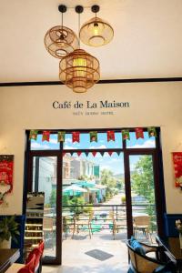 a restaurant with a sign that reads cats do la maison at Thuỳ Dương Hotel Cao Bằng in Bảo Lạc