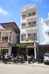 a group of motorcycles parked in front of a building at Thuỳ Dương Hotel Cao Bằng in Bảo Lạc +50 photos