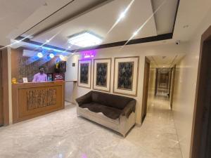 a lobby with a couch in front of a bar at Sahara Inn in Mumbai