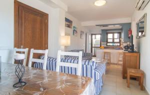 a kitchen and dining room with a table and chairs at Marina D'or Lv Casa 5 in Cala d´Or