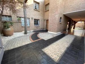 a courtyard of a building with a large vase at Gravensteen Urca in Córdoba