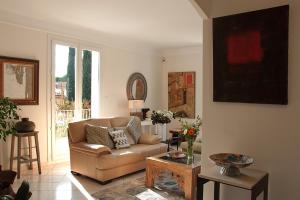 a living room with a couch and a table at Appartement d artiste in Hyères