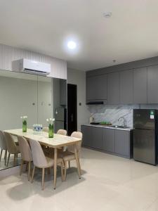 a kitchen with a table and chairs in a room at Skyline Z in Mantaak