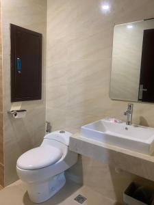 a bathroom with a white toilet and a sink at Skyline Z in Mantaak