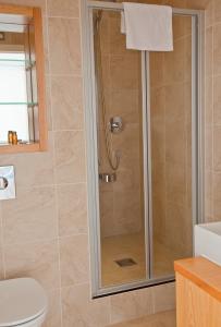 A bathroom at Regent House deluxe 2 bedroom apartment 