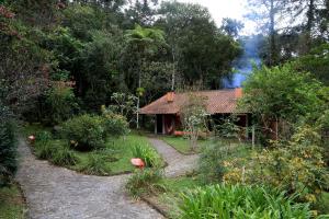 una casa en medio de un jardín en Caminho do Marimbondo, en Visconde De Maua