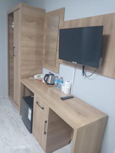 a wooden desk with a television on top of it at Tekirdağ Begonya Hotel in Kapaklı