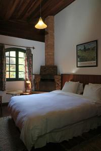 a bedroom with a large bed in a room at Pousada no Caminho do Marimbondo in Visconde De Maua