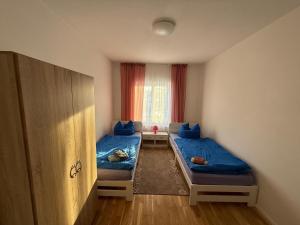 a small room with two beds and a window at Casa Delli Gatti in Leipzig