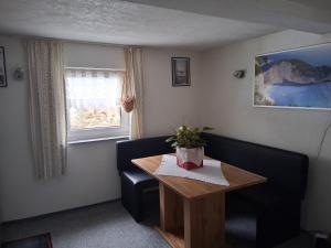 ein Zimmer mit einem Tisch, einer Couch und einem Fenster in der Unterkunft Zimer Nada in Treglwang