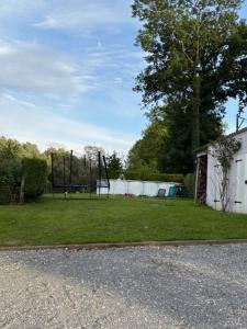 a yard with a basketball hoop at Gîte LA ROUCHERIE bis in Lottinghen