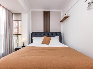 a bedroom with a large bed and a window at Kunming Annie Apartment 3201-100 meters From Metro Line 2 exit of Chuanxingulou in Kunming +17 photos